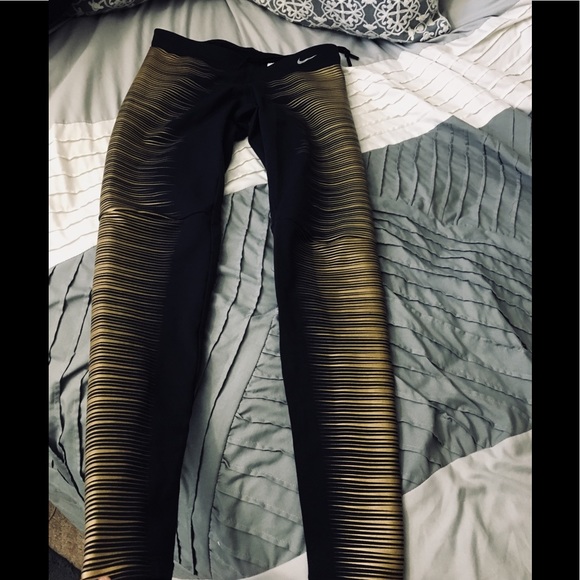 Nike Pants - PRICE FIRM Nike RARE REFLECTIVE  LIKE NEW leggings